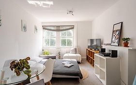 Luxury Family Apt In Bayswater
